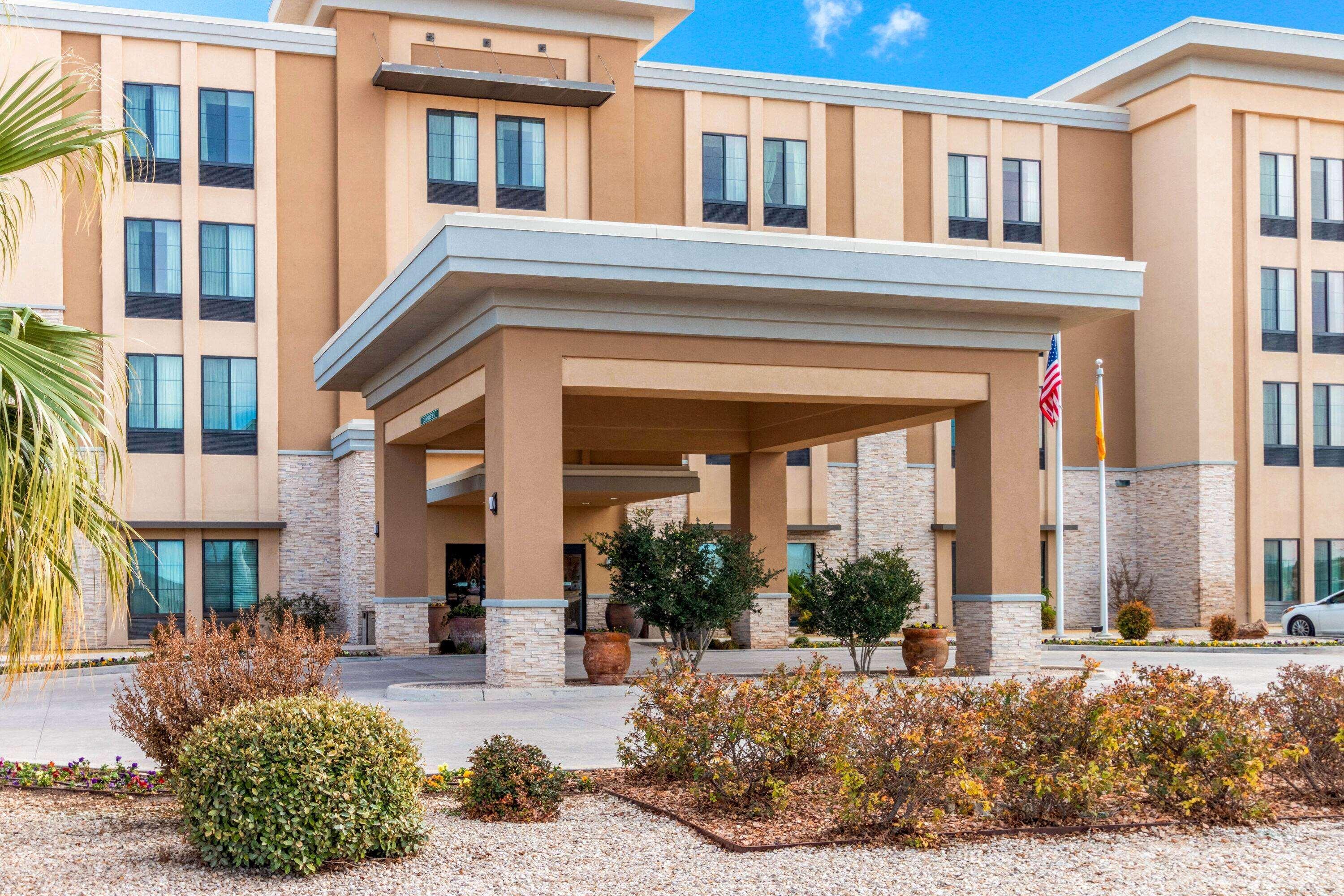 La Quinta By Wyndham Carlsbad Hotel Exterior photo