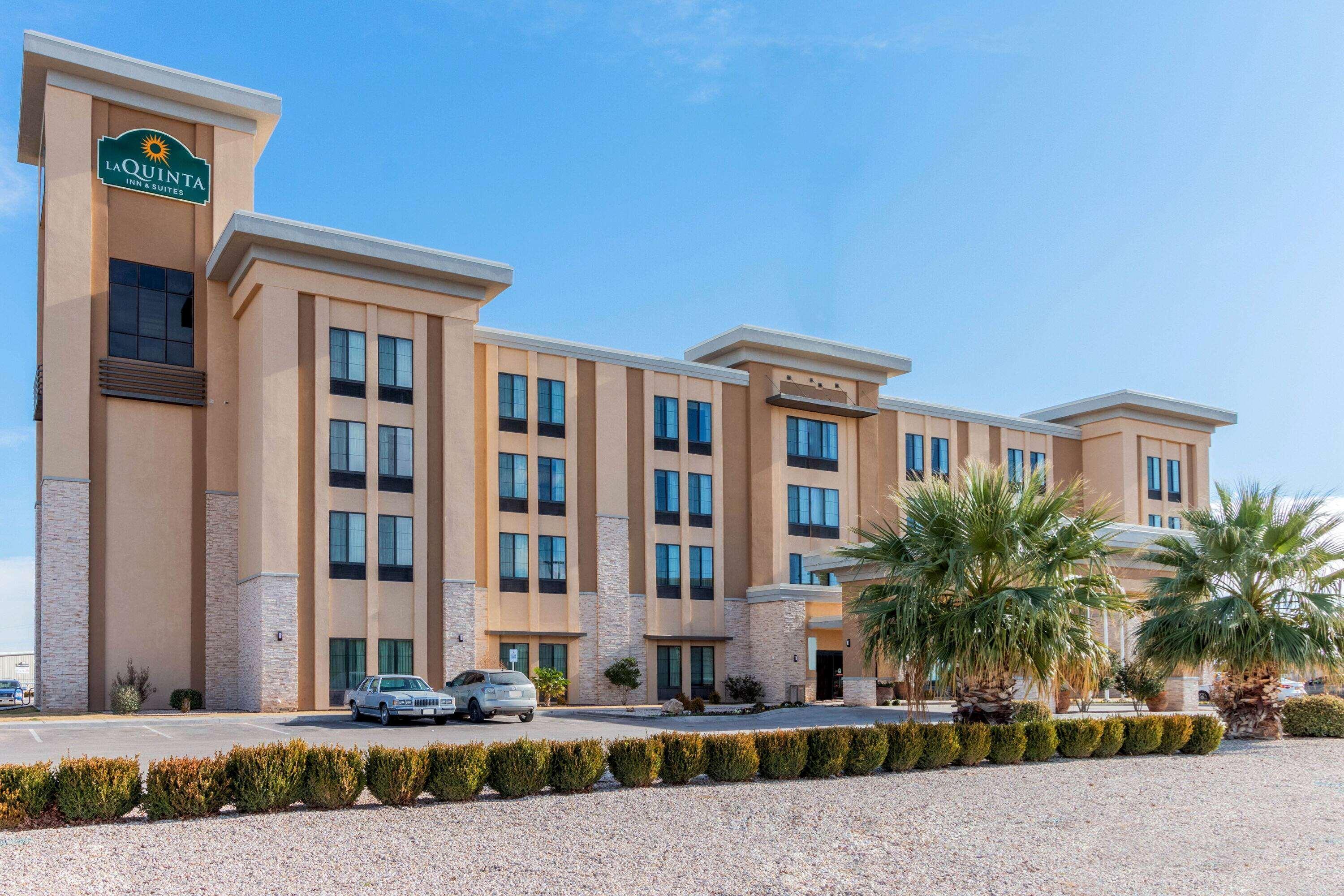 La Quinta By Wyndham Carlsbad Hotel Exterior photo