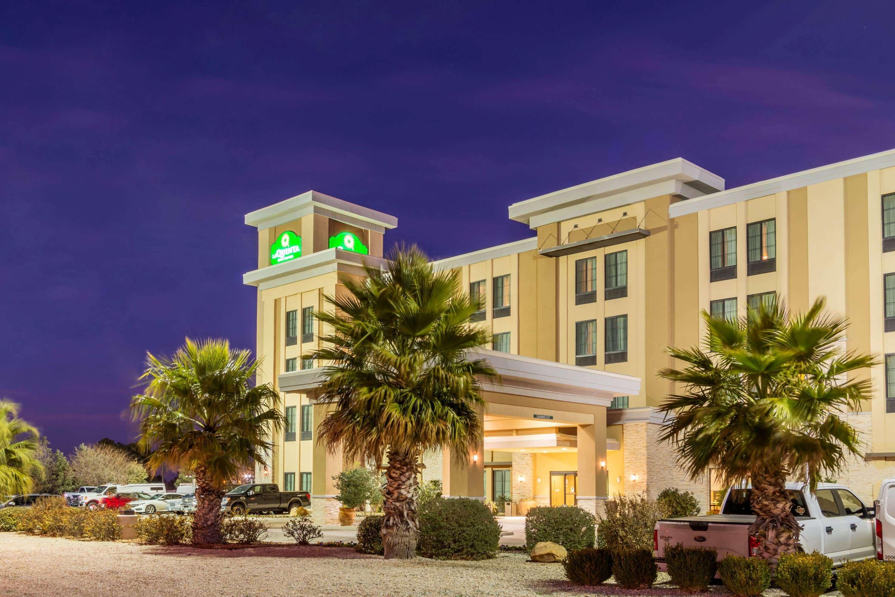 La Quinta By Wyndham Carlsbad Hotel Exterior photo