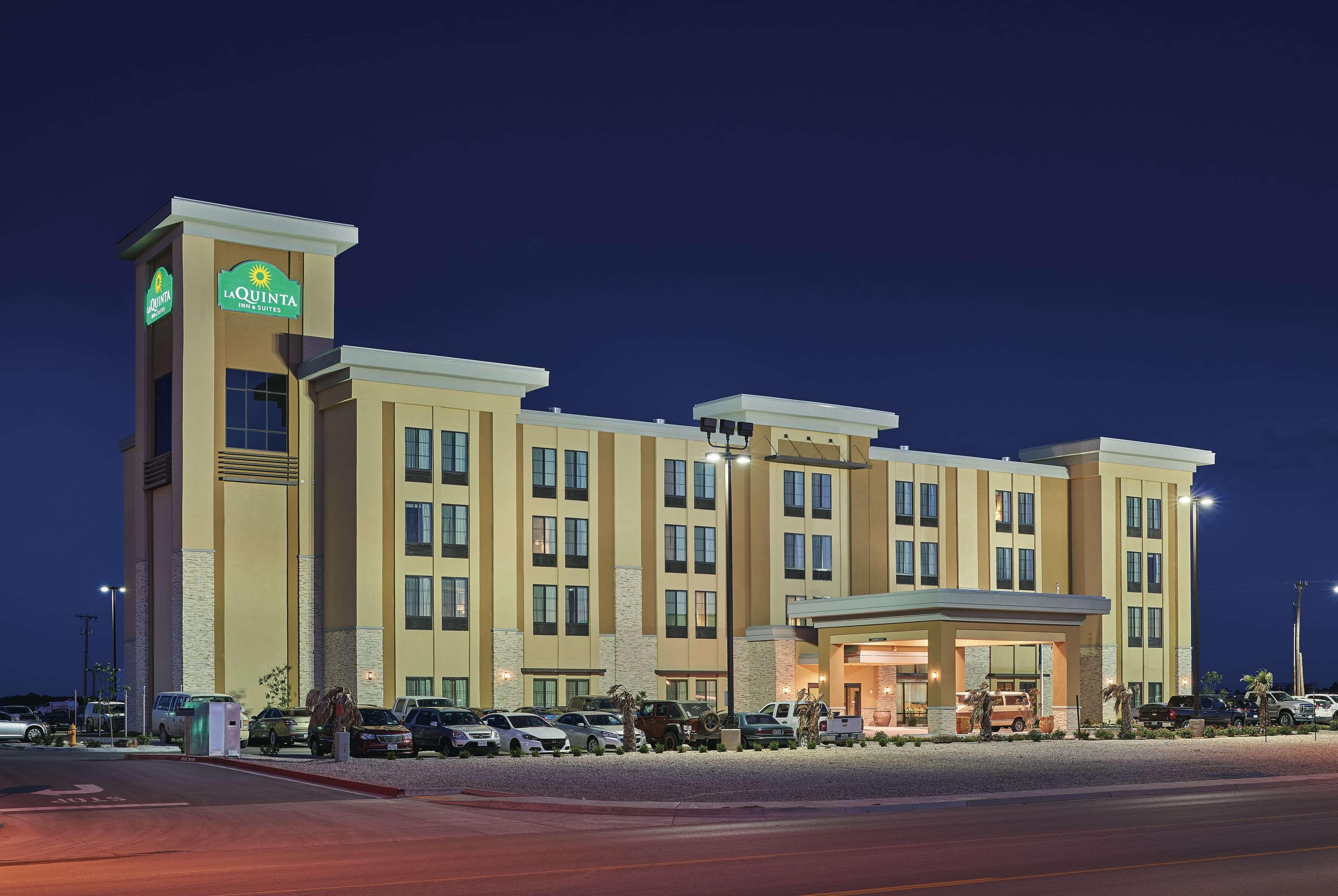 La Quinta By Wyndham Carlsbad Hotel Exterior photo